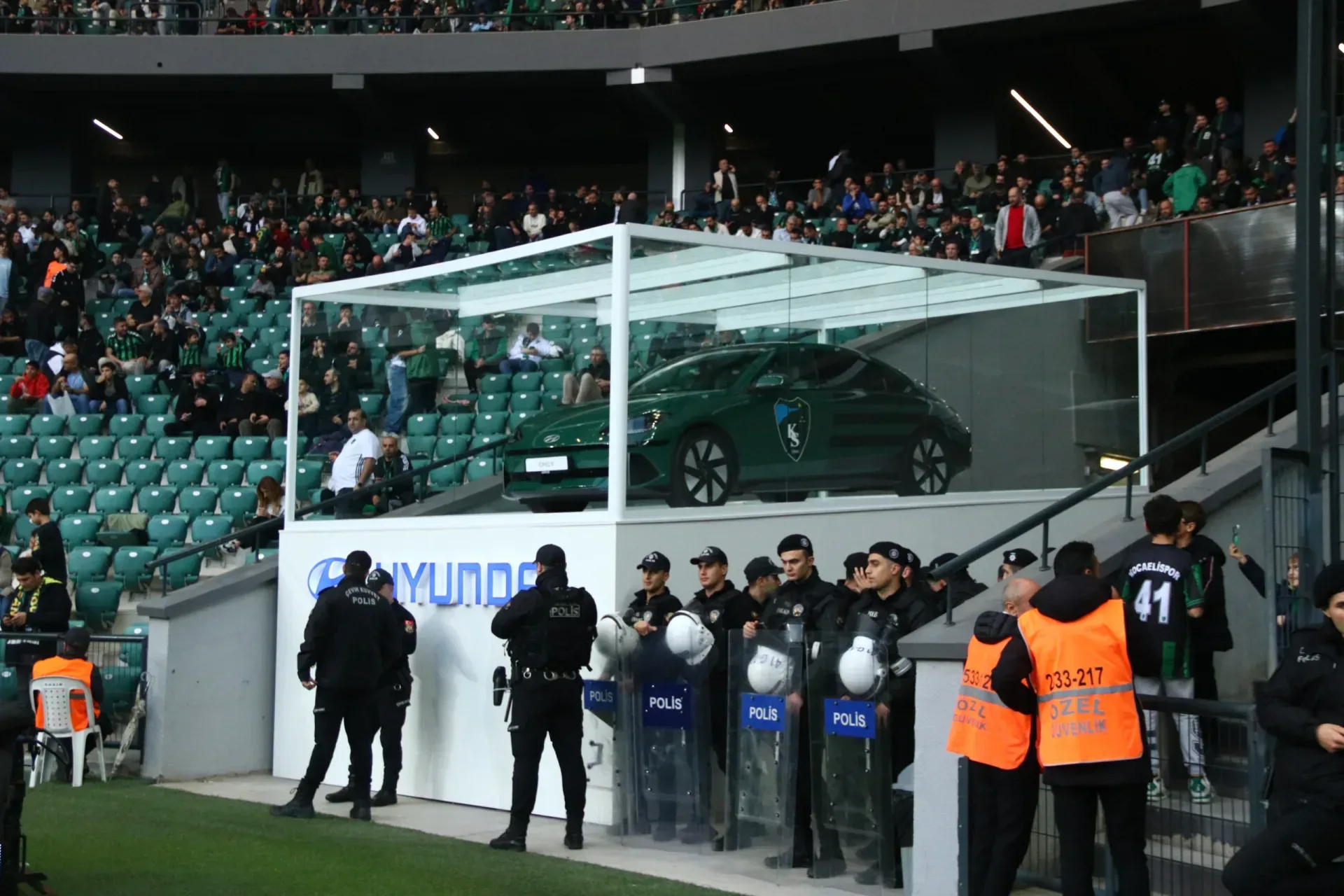 Hyundai reklama doymuyor: İoniq 6 Kocaeli Stadyumu’nda sergilenmeye başlandı