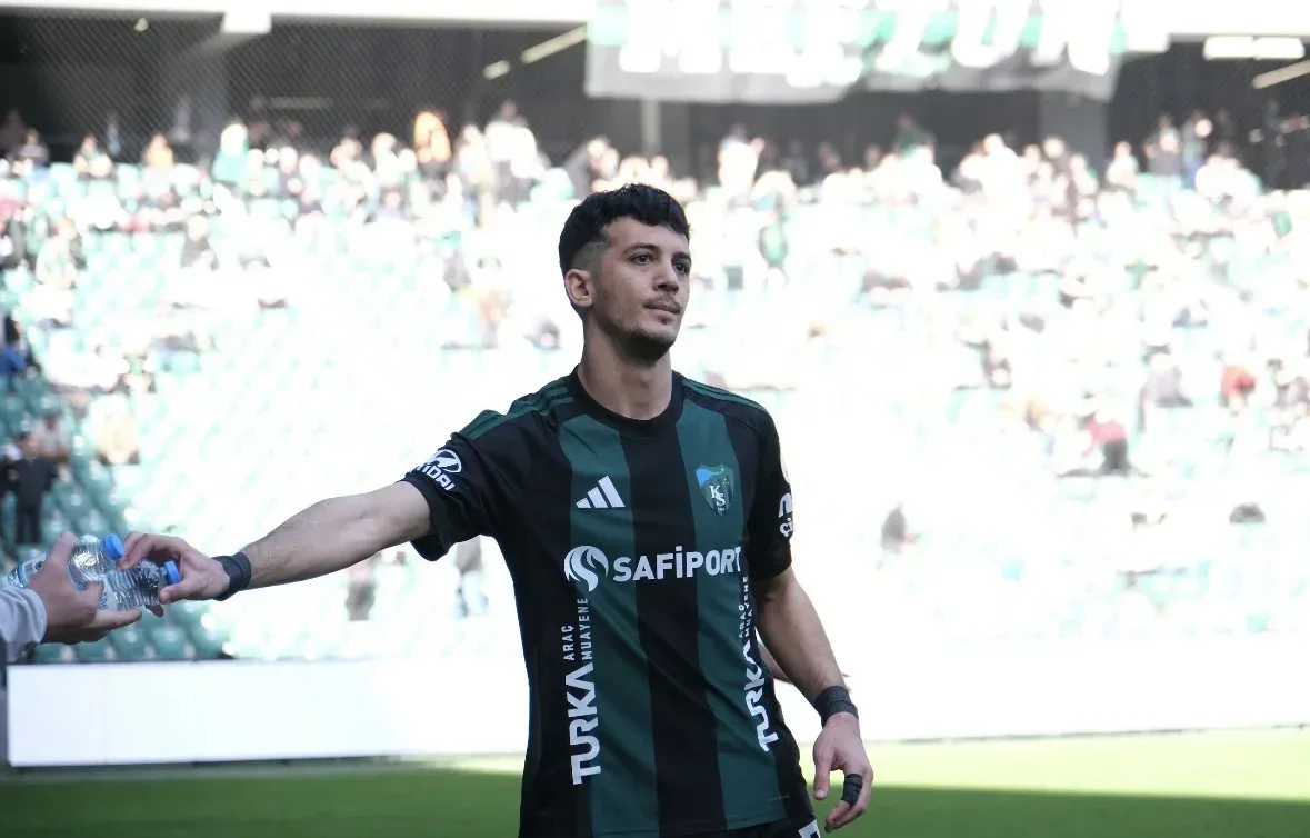 Tayfur Bingöl, oyundan çıkarken tepki gördü