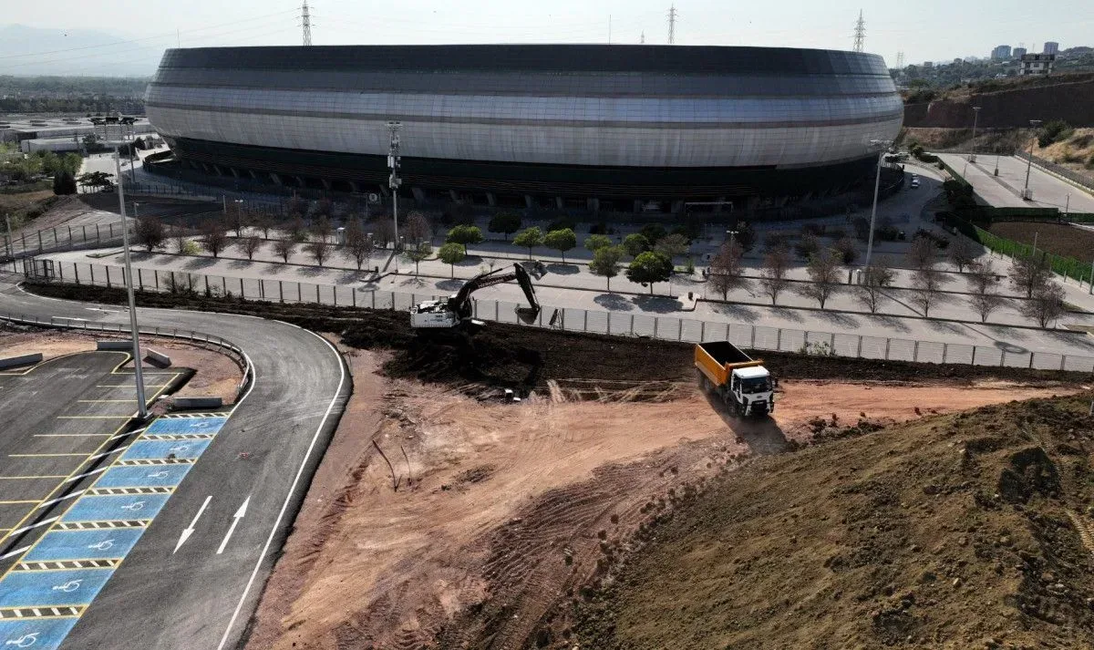 Kocaeli Stadı çevresinde düzenleme çalışmaları sürüyor