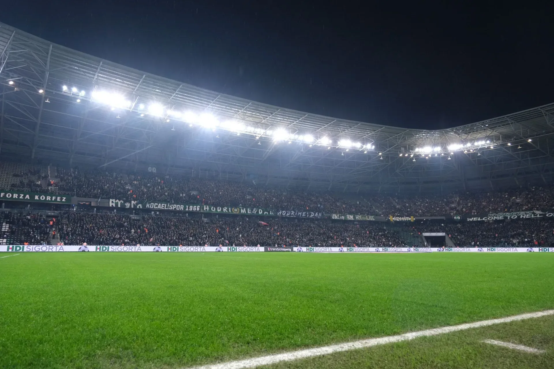 Fenerbahçe maçını tribünden kaç kişi izledi?