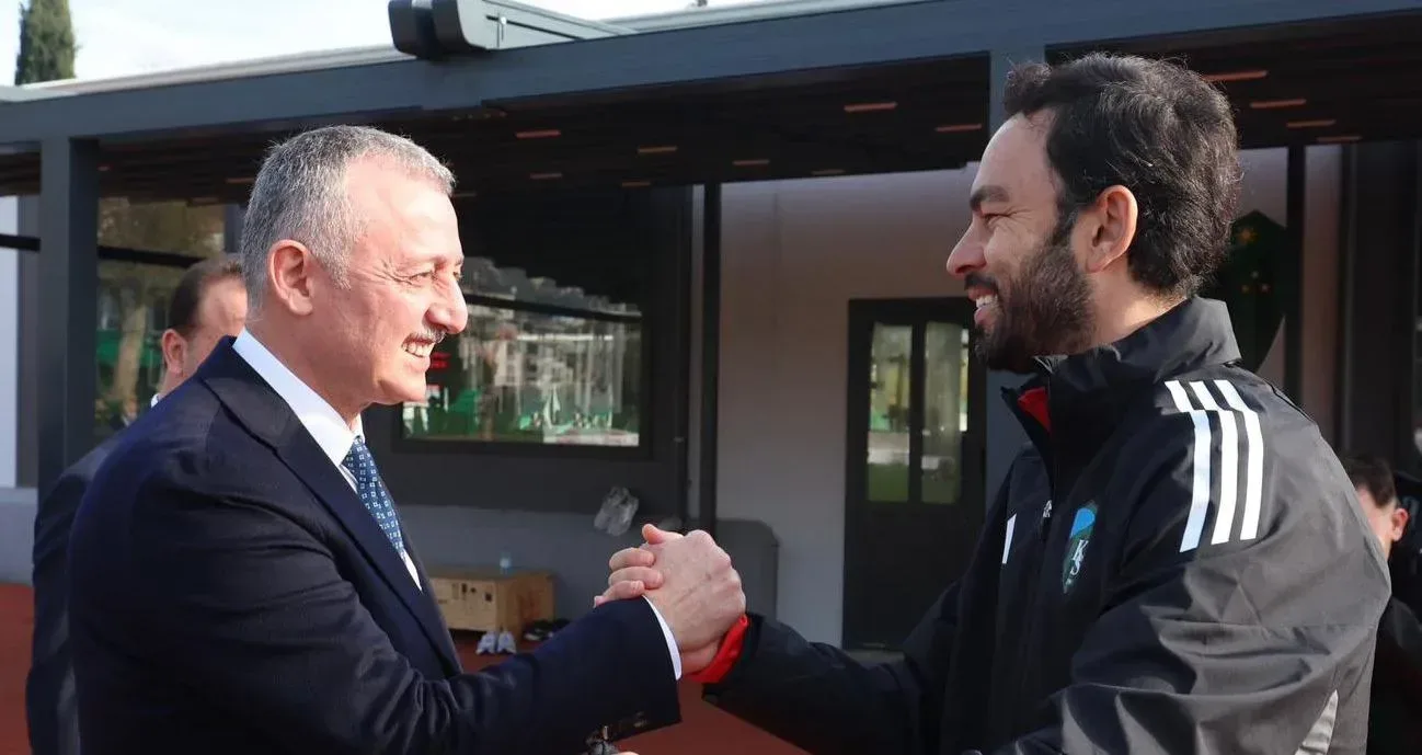 Tahir Büyükakın, Kocaelispor antrenmanını ziyaret etti.