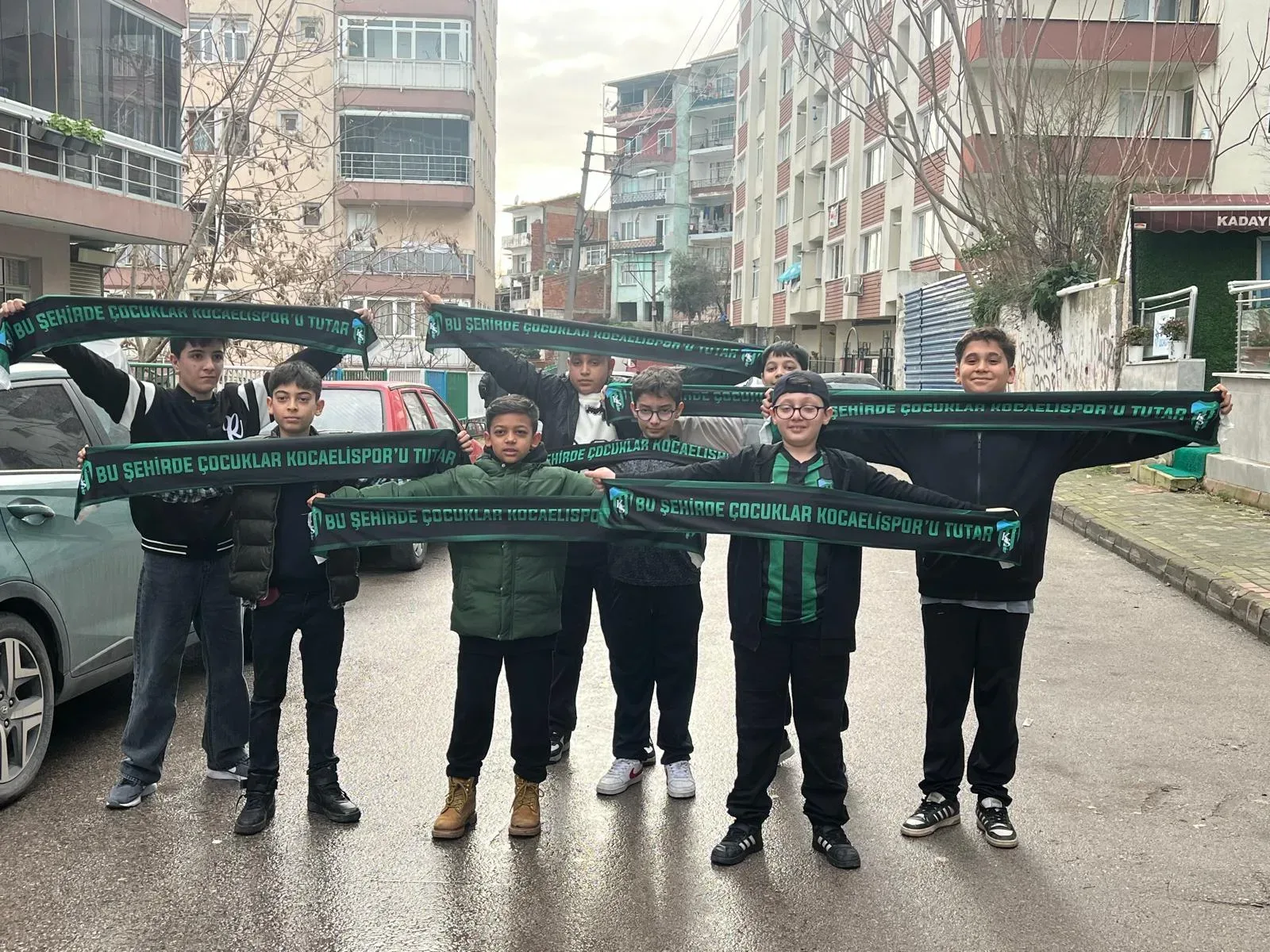 Kocaelispor sevinci karşılıksız kalmadı: Büyükakın’dan çocuklara sürpriz