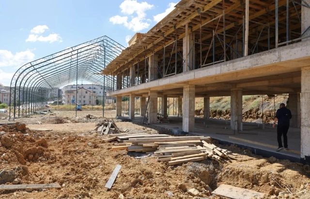 Darıca’daki spor kompleksinde çalışmalar sürüyor