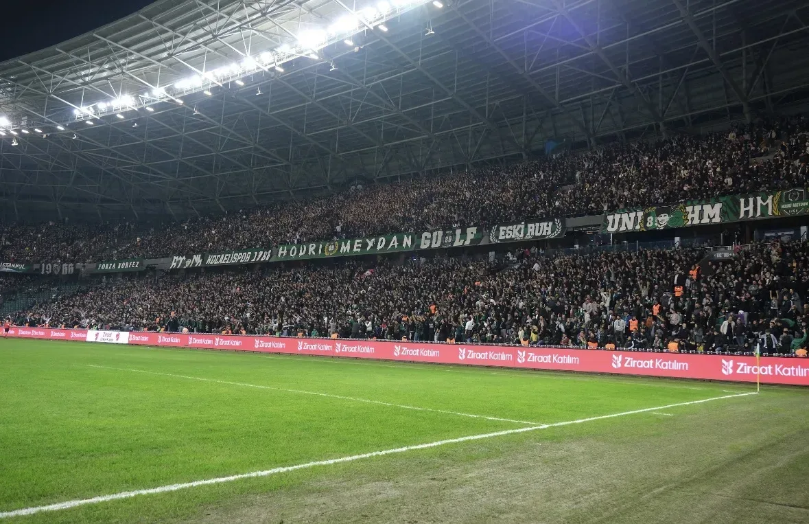 Kocaelispor taraftarından Beşiktaş maçına özel koreografi