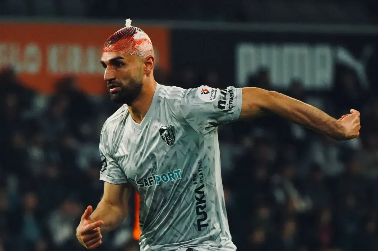 Serdar Dursun sakatlığa rağmen maça devam etti