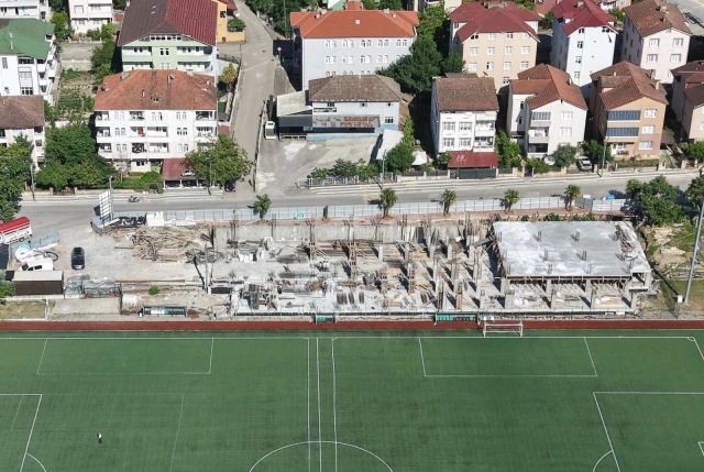 Kandıra İlçe Stadı’nda 1.300 kişilik tribün hızla yükseliyor