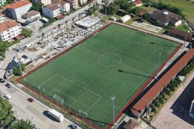 Kandıra İlçe Stadı’nda 1.300 kişilik tribün hızla yükseliyor