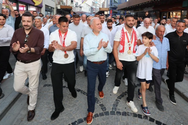 Karamürsel, Kırkpınar kahramanlarını coşkuyla karşıladı