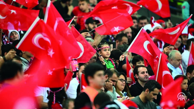 Kocaeli, Milli Takımını bağrına bastı: Tribünler doldu