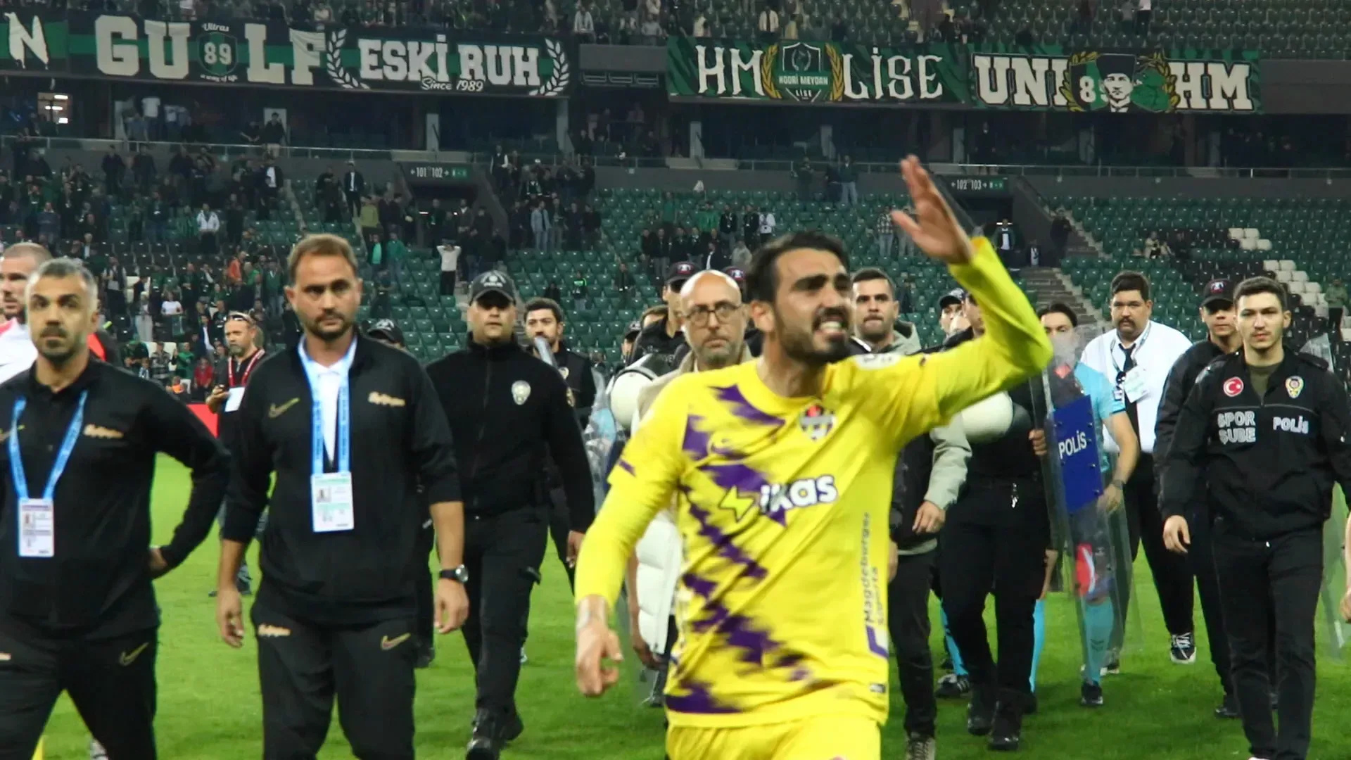 Eyüpsporlu Yalçın Kayan’dan Kocaelispor tribünlerine skandal hareket!